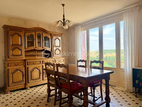 *** Carole MARCHAND *** BSK Immobilier ***

Située sur la commune de Saint Christophe Sur Le Nais, entre NEUILLE-PONT-PIERRE ET MONTVAL à 30 minutes de TOURS-NORD en direction du MANS, 
cette maison bénéficie d'une vue incroyable.

Solidement bâtie en 1963 par des artisans qualifiés, elle dispose d'un sous-sol total qui conviendra à toutes personnes ayant besoin d'un atelier ou cherchant un espace de stockage.

Composée actuellement d'une cuisine fermée, d'un salon séjour, de 2 chambres, d'une salle d'eau et de WC séparés, elle peut entièrement être repensée et laisser place à vos projets ; 2 chambres avec une pièce de vie de plus de 35 m² ou bien encore 3 chambres avec un îlot dinatoire dans une cuisine ouverte sur l'espace à vivre par exemple.

La terrasse côté Ouest et la magnifique véranda de 17 m² sont de vrais atouts pour vos moments de détente à l'abris des regards.

Les + de ce bien ;
- Magnifique vue dégagée
- Véranda 17 m² en parfait état
- Accès à la maison de plain-pied côté terrasse
- Sous-sol hauteur de plafond 2,10 m
- Chauffage électrique
- Tout à l'égout
- Terrain de 1300 m² clos presque en totalité
- Agencement adaptable à vos besoins et évolutif

Les - de ce bien ;
- Prévoir un rafraichissement pour mise au gout du jour
- Menuiseries bois, survitrage

.