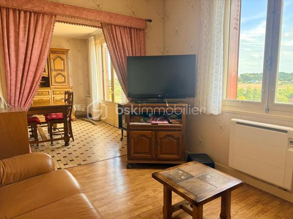 *** Carole MARCHAND *** BSK Immobilier ***

Située sur la commune de Saint Christophe Sur Le Nais, entre NEUILLE-PONT-PIERRE ET MONTVAL à 30 minutes de TOURS-NORD en direction du MANS, 
cette maison bénéficie d'une vue incroyable.

Solidement bâtie en 1963 par des artisans qualifiés, elle dispose d'un sous-sol total qui conviendra à toutes personnes ayant besoin d'un atelier ou cherchant un espace de stockage.

Composée actuellement d'une cuisine fermée, d'un salon séjour, de 2 chambres, d'une salle d'eau et de WC séparés, elle peut entièrement être repensée et laisser place à vos projets ; 2 chambres avec une pièce de vie de plus de 35 m² ou bien encore 3 chambres avec un îlot dinatoire dans une cuisine ouverte sur l'espace à vivre par exemple.

La terrasse côté Ouest et la magnifique véranda de 17 m² sont de vrais atouts pour vos moments de détente à l'abris des regards.

Les + de ce bien ;
- Magnifique vue dégagée
- Véranda 17 m² en parfait état
- Accès à la maison de plain-pied côté terrasse
- Sous-sol hauteur de plafond 2,10 m
- Chauffage électrique
- Tout à l'égout
- Terrain de 1300 m² clos presque en totalité
- Agencement adaptable à vos besoins et évolutif

Les - de ce bien ;
- Prévoir un rafraichissement pour mise au gout du jour
- Menuiseries bois, survitrage

.