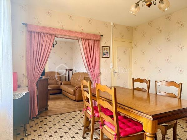 *** Carole MARCHAND *** BSK Immobilier ***

Située sur la commune de Saint Christophe Sur Le Nais, entre NEUILLE-PONT-PIERRE ET MONTVAL à 30 minutes de TOURS-NORD en direction du MANS, 
cette maison bénéficie d'une vue incroyable.

Solidement bâtie en 1963 par des artisans qualifiés, elle dispose d'un sous-sol total qui conviendra à toutes personnes ayant besoin d'un atelier ou cherchant un espace de stockage.

Composée actuellement d'une cuisine fermée, d'un salon séjour, de 2 chambres, d'une salle d'eau et de WC séparés, elle peut entièrement être repensée et laisser place à vos projets ; 2 chambres avec une pièce de vie de plus de 35 m² ou bien encore 3 chambres avec un îlot dinatoire dans une cuisine ouverte sur l'espace à vivre par exemple.

La terrasse côté Ouest et la magnifique véranda de 17 m² sont de vrais atouts pour vos moments de détente à l'abris des regards.

Les + de ce bien ;
- Magnifique vue dégagée
- Véranda 17 m² en parfait état
- Accès à la maison de plain-pied côté terrasse
- Sous-sol hauteur de plafond 2,10 m
- Chauffage électrique
- Tout à l'égout
- Terrain de 1300 m² clos presque en totalité
- Agencement adaptable à vos besoins et évolutif

Les - de ce bien ;
- Prévoir un rafraichissement pour mise au gout du jour
- Menuiseries bois, survitrage

.