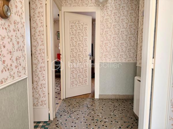 *** Carole MARCHAND *** BSK Immobilier ***

Située sur la commune de Saint Christophe Sur Le Nais, entre NEUILLE-PONT-PIERRE ET MONTVAL à 30 minutes de TOURS-NORD en direction du MANS, 
cette maison bénéficie d'une vue incroyable.

Solidement bâtie en 1963 par des artisans qualifiés, elle dispose d'un sous-sol total qui conviendra à toutes personnes ayant besoin d'un atelier ou cherchant un espace de stockage.

Composée actuellement d'une cuisine fermée, d'un salon séjour, de 2 chambres, d'une salle d'eau et de WC séparés, elle peut entièrement être repensée et laisser place à vos projets ; 2 chambres avec une pièce de vie de plus de 35 m² ou bien encore 3 chambres avec un îlot dinatoire dans une cuisine ouverte sur l'espace à vivre par exemple.

La terrasse côté Ouest et la magnifique véranda de 17 m² sont de vrais atouts pour vos moments de détente à l'abris des regards.

Les + de ce bien ;
- Magnifique vue dégagée
- Véranda 17 m² en parfait état
- Accès à la maison de plain-pied côté terrasse
- Sous-sol hauteur de plafond 2,10 m
- Chauffage électrique
- Tout à l'égout
- Terrain de 1300 m² clos presque en totalité
- Agencement adaptable à vos besoins et évolutif

Les - de ce bien ;
- Prévoir un rafraichissement pour mise au gout du jour
- Menuiseries bois, survitrage

.