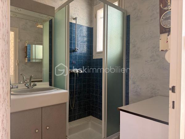 *** Carole MARCHAND *** BSK Immobilier ***

Située sur la commune de Saint Christophe Sur Le Nais, entre NEUILLE-PONT-PIERRE ET MONTVAL à 30 minutes de TOURS-NORD en direction du MANS, 
cette maison bénéficie d'une vue incroyable.

Solidement bâtie en 1963 par des artisans qualifiés, elle dispose d'un sous-sol total qui conviendra à toutes personnes ayant besoin d'un atelier ou cherchant un espace de stockage.

Composée actuellement d'une cuisine fermée, d'un salon séjour, de 2 chambres, d'une salle d'eau et de WC séparés, elle peut entièrement être repensée et laisser place à vos projets ; 2 chambres avec une pièce de vie de plus de 35 m² ou bien encore 3 chambres avec un îlot dinatoire dans une cuisine ouverte sur l'espace à vivre par exemple.

La terrasse côté Ouest et la magnifique véranda de 17 m² sont de vrais atouts pour vos moments de détente à l'abris des regards.

Les + de ce bien ;
- Magnifique vue dégagée
- Véranda 17 m² en parfait état
- Accès à la maison de plain-pied côté terrasse
- Sous-sol hauteur de plafond 2,10 m
- Chauffage électrique
- Tout à l'égout
- Terrain de 1300 m² clos presque en totalité
- Agencement adaptable à vos besoins et évolutif

Les - de ce bien ;
- Prévoir un rafraichissement pour mise au gout du jour
- Menuiseries bois, survitrage

.
