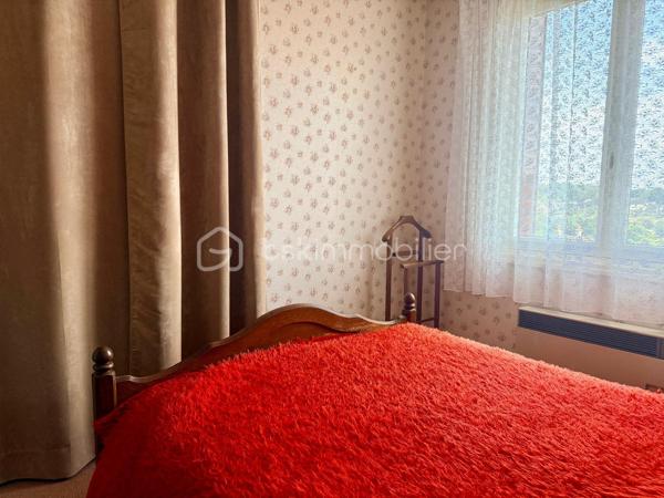 *** Carole MARCHAND *** BSK Immobilier ***

Située sur la commune de Saint Christophe Sur Le Nais, entre NEUILLE-PONT-PIERRE ET MONTVAL à 30 minutes de TOURS-NORD en direction du MANS, 
cette maison bénéficie d'une vue incroyable.

Solidement bâtie en 1963 par des artisans qualifiés, elle dispose d'un sous-sol total qui conviendra à toutes personnes ayant besoin d'un atelier ou cherchant un espace de stockage.

Composée actuellement d'une cuisine fermée, d'un salon séjour, de 2 chambres, d'une salle d'eau et de WC séparés, elle peut entièrement être repensée et laisser place à vos projets ; 2 chambres avec une pièce de vie de plus de 35 m² ou bien encore 3 chambres avec un îlot dinatoire dans une cuisine ouverte sur l'espace à vivre par exemple.

La terrasse côté Ouest et la magnifique véranda de 17 m² sont de vrais atouts pour vos moments de détente à l'abris des regards.

Les + de ce bien ;
- Magnifique vue dégagée
- Véranda 17 m² en parfait état
- Accès à la maison de plain-pied côté terrasse
- Sous-sol hauteur de plafond 2,10 m
- Chauffage électrique
- Tout à l'égout
- Terrain de 1300 m² clos presque en totalité
- Agencement adaptable à vos besoins et évolutif

Les - de ce bien ;
- Prévoir un rafraichissement pour mise au gout du jour
- Menuiseries bois, survitrage

.