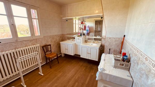 Island (89200) Longère bourguignonne située dans le secteur d' ISLAND au prix de 246 100 €.