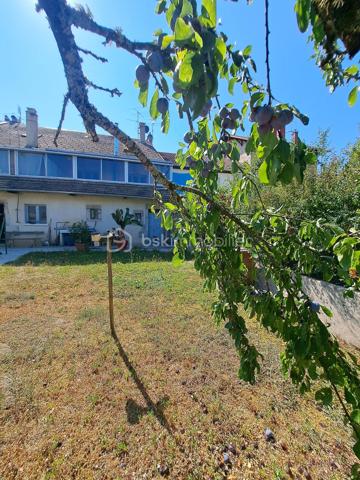 Située dans un quartier calme et recherché, à proximité immédiate du centre-ville, des écoles (maternelle, primaire, collège, lycée et BTS), cette agréable maison mitoyenne des deux côtés séduira les familles en quête d'espace et de tranquillité.
Dès l'entrée, vous découvrirez un vaste garage de 90 m², une cave voûtée ainsi qu'un atelier de 30 m² offrant un accès direct à un joli jardin arboré d'environ 150 m², véritable havre de paix.
Au premier étage, un hall d'entrée chaleureux agrémenté d'une cheminée avec récupérateur de chaleur et ventilateur intégré permet de diffuser la chaleur dans l'ensemble des pièces. La cuisine ouverte s'ouvre sur une belle pièce de vie lumineuse d'environ 30 m². Deux grandes baies vitrées donnent accès à une superbe véranda de 30 m² équipée d'un poêle à bois, idéale pour profiter du jardin en toute saison grâce à ses fenêtres coulissantes.
L'espace nuit comprend deux chambres, une salle d'eau ainsi qu'un WC indépendant.
Au deuxième étage, un vaste grenier aménageable de 70 m², accessible par un escalier, offre de nombreuses possibilités d'agrandissement (suite parentale, chambres supplémentaires, espace de loisirs ou bureau). Une trappe permet également d'accéder aux combles sous toiture, parfaits pour le rangement.
Les atouts de ce bien :
Quartier calme, proche du centre-ville et des commodités.
Grand garage de 90 m² et atelier de 30 m².
Jardin de 150 m² sans vis-à-vis direct.
Véranda de 30 m² avec poêle à bois.
Cheminée avec récupérateur de chaleur.
Double vitrage bois côté rue et PVC côté jardin.
Volets battants en excellent état.
Chauffage électrique par radiateurs à accumulation.
Maison en très bon état général, nécessitant uniquement quelques rafraîchissements de peinture.
Fort potentiel d'aménagement grâce au grenier de 70 m².

Une maison offrant de beaux volumes, un extérieur paisible et un potentiel rare, à découvrir sans tarder !

Une visite s'impose pour tomber sous le charme de cette maison alliant confort, calme et proximité des services.
