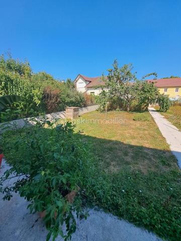 Située dans un quartier calme et recherché, à proximité immédiate du centre-ville, des écoles (maternelle, primaire, collège, lycée et BTS), cette agréable maison mitoyenne des deux côtés séduira les familles en quête d'espace et de tranquillité.
Dès l'entrée, vous découvrirez un vaste garage de 90 m², une cave voûtée ainsi qu'un atelier de 30 m² offrant un accès direct à un joli jardin arboré d'environ 150 m², véritable havre de paix.
Au premier étage, un hall d'entrée chaleureux agrémenté d'une cheminée avec récupérateur de chaleur et ventilateur intégré permet de diffuser la chaleur dans l'ensemble des pièces. La cuisine ouverte s'ouvre sur une belle pièce de vie lumineuse d'environ 30 m². Deux grandes baies vitrées donnent accès à une superbe véranda de 30 m² équipée d'un poêle à bois, idéale pour profiter du jardin en toute saison grâce à ses fenêtres coulissantes.
L'espace nuit comprend deux chambres, une salle d'eau ainsi qu'un WC indépendant.
Au deuxième étage, un vaste grenier aménageable de 70 m², accessible par un escalier, offre de nombreuses possibilités d'agrandissement (suite parentale, chambres supplémentaires, espace de loisirs ou bureau). Une trappe permet également d'accéder aux combles sous toiture, parfaits pour le rangement.
Les atouts de ce bien :
Quartier calme, proche du centre-ville et des commodités.
Grand garage de 90 m² et atelier de 30 m².
Jardin de 150 m² sans vis-à-vis direct.
Véranda de 30 m² avec poêle à bois.
Cheminée avec récupérateur de chaleur.
Double vitrage bois côté rue et PVC côté jardin.
Volets battants en excellent état.
Chauffage électrique par radiateurs à accumulation.
Maison en très bon état général, nécessitant uniquement quelques rafraîchissements de peinture.
Fort potentiel d'aménagement grâce au grenier de 70 m².

Une maison offrant de beaux volumes, un extérieur paisible et un potentiel rare, à découvrir sans tarder !

Une visite s'impose pour tomber sous le charme de cette maison alliant confort, calme et proximité des services.