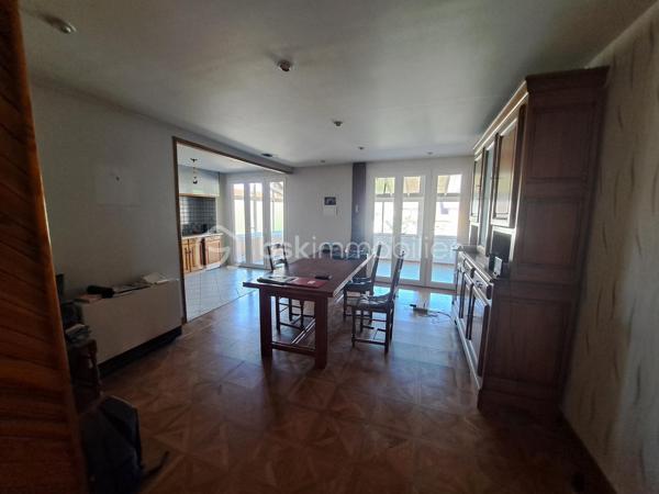 Située dans un quartier calme et recherché, à proximité immédiate du centre-ville, des écoles (maternelle, primaire, collège, lycée et BTS), cette agréable maison mitoyenne des deux côtés séduira les familles en quête d'espace et de tranquillité.
Dès l'entrée, vous découvrirez un vaste garage de 90 m², une cave voûtée ainsi qu'un atelier de 30 m² offrant un accès direct à un joli jardin arboré d'environ 150 m², véritable havre de paix.
Au premier étage, un hall d'entrée chaleureux agrémenté d'une cheminée avec récupérateur de chaleur et ventilateur intégré permet de diffuser la chaleur dans l'ensemble des pièces. La cuisine ouverte s'ouvre sur une belle pièce de vie lumineuse d'environ 30 m². Deux grandes baies vitrées donnent accès à une superbe véranda de 30 m² équipée d'un poêle à bois, idéale pour profiter du jardin en toute saison grâce à ses fenêtres coulissantes.
L'espace nuit comprend deux chambres, une salle d'eau ainsi qu'un WC indépendant.
Au deuxième étage, un vaste grenier aménageable de 70 m², accessible par un escalier, offre de nombreuses possibilités d'agrandissement (suite parentale, chambres supplémentaires, espace de loisirs ou bureau). Une trappe permet également d'accéder aux combles sous toiture, parfaits pour le rangement.
Les atouts de ce bien :
Quartier calme, proche du centre-ville et des commodités.
Grand garage de 90 m² et atelier de 30 m².
Jardin de 150 m² sans vis-à-vis direct.
Véranda de 30 m² avec poêle à bois.
Cheminée avec récupérateur de chaleur.
Double vitrage bois côté rue et PVC côté jardin.
Volets battants en excellent état.
Chauffage électrique par radiateurs à accumulation.
Maison en très bon état général, nécessitant uniquement quelques rafraîchissements de peinture.
Fort potentiel d'aménagement grâce au grenier de 70 m².

Une maison offrant de beaux volumes, un extérieur paisible et un potentiel rare, à découvrir sans tarder !

Une visite s'impose pour tomber sous le charme de cette maison alliant confort, calme et proximité des services.