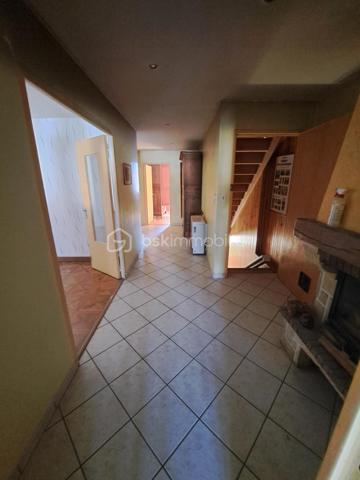 Située dans un quartier calme et recherché, à proximité immédiate du centre-ville, des écoles (maternelle, primaire, collège, lycée et BTS), cette agréable maison mitoyenne des deux côtés séduira les familles en quête d'espace et de tranquillité.
Dès l'entrée, vous découvrirez un vaste garage de 90 m², une cave voûtée ainsi qu'un atelier de 30 m² offrant un accès direct à un joli jardin arboré d'environ 150 m², véritable havre de paix.
Au premier étage, un hall d'entrée chaleureux agrémenté d'une cheminée avec récupérateur de chaleur et ventilateur intégré permet de diffuser la chaleur dans l'ensemble des pièces. La cuisine ouverte s'ouvre sur une belle pièce de vie lumineuse d'environ 30 m². Deux grandes baies vitrées donnent accès à une superbe véranda de 30 m² équipée d'un poêle à bois, idéale pour profiter du jardin en toute saison grâce à ses fenêtres coulissantes.
L'espace nuit comprend deux chambres, une salle d'eau ainsi qu'un WC indépendant.
Au deuxième étage, un vaste grenier aménageable de 70 m², accessible par un escalier, offre de nombreuses possibilités d'agrandissement (suite parentale, chambres supplémentaires, espace de loisirs ou bureau). Une trappe permet également d'accéder aux combles sous toiture, parfaits pour le rangement.
Les atouts de ce bien :
Quartier calme, proche du centre-ville et des commodités.
Grand garage de 90 m² et atelier de 30 m².
Jardin de 150 m² sans vis-à-vis direct.
Véranda de 30 m² avec poêle à bois.
Cheminée avec récupérateur de chaleur.
Double vitrage bois côté rue et PVC côté jardin.
Volets battants en excellent état.
Chauffage électrique par radiateurs à accumulation.
Maison en très bon état général, nécessitant uniquement quelques rafraîchissements de peinture.
Fort potentiel d'aménagement grâce au grenier de 70 m².

Une maison offrant de beaux volumes, un extérieur paisible et un potentiel rare, à découvrir sans tarder !

Une visite s'impose pour tomber sous le charme de cette maison alliant confort, calme et proximité des services.