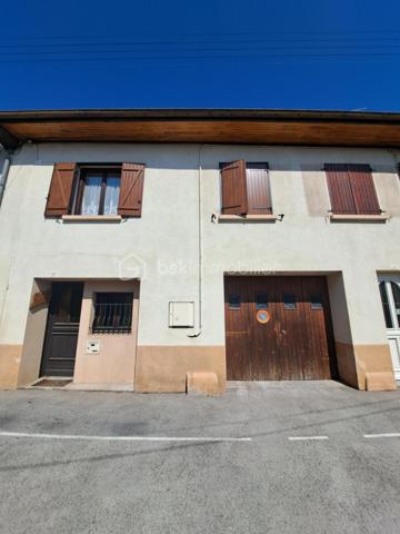 Située dans un quartier calme et recherché, à proximité immédiate du centre-ville, des écoles (maternelle, primaire, collège, lycée et BTS), cette agréable maison mitoyenne des deux côtés séduira les familles en quête d'espace et de tranquillité.
Dès l'entrée, vous découvrirez un vaste garage de 90 m², une cave voûtée ainsi qu'un atelier de 30 m² offrant un accès direct à un joli jardin arboré d'environ 150 m², véritable havre de paix.
Au premier étage, un hall d'entrée chaleureux agrémenté d'une cheminée avec récupérateur de chaleur et ventilateur intégré permet de diffuser la chaleur dans l'ensemble des pièces. La cuisine ouverte s'ouvre sur une belle pièce de vie lumineuse d'environ 30 m². Deux grandes baies vitrées donnent accès à une superbe véranda de 30 m² équipée d'un poêle à bois, idéale pour profiter du jardin en toute saison grâce à ses fenêtres coulissantes.
L'espace nuit comprend deux chambres, une salle d'eau ainsi qu'un WC indépendant.
Au deuxième étage, un vaste grenier aménageable de 70 m², accessible par un escalier, offre de nombreuses possibilités d'agrandissement (suite parentale, chambres supplémentaires, espace de loisirs ou bureau). Une trappe permet également d'accéder aux combles sous toiture, parfaits pour le rangement.
Les atouts de ce bien :
Quartier calme, proche du centre-ville et des commodités.
Grand garage de 90 m² et atelier de 30 m².
Jardin de 150 m² sans vis-à-vis direct.
Véranda de 30 m² avec poêle à bois.
Cheminée avec récupérateur de chaleur.
Double vitrage bois côté rue et PVC côté jardin.
Volets battants en excellent état.
Chauffage électrique par radiateurs à accumulation.
Maison en très bon état général, nécessitant uniquement quelques rafraîchissements de peinture.
Fort potentiel d'aménagement grâce au grenier de 70 m².

Une maison offrant de beaux volumes, un extérieur paisible et un potentiel rare, à découvrir sans tarder !

Une visite s'impose pour tomber sous le charme de cette maison alliant confort, calme et proximité des services.