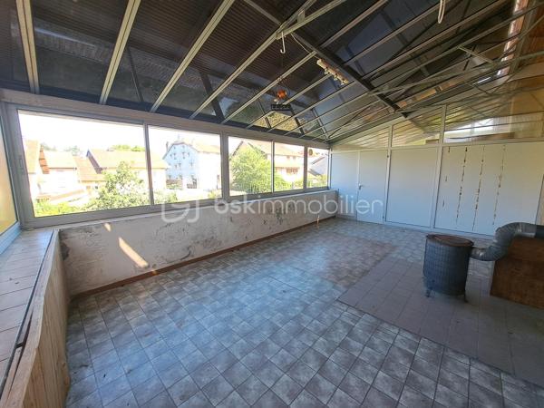 Située dans un quartier calme et recherché, à proximité immédiate du centre-ville, des écoles (maternelle, primaire, collège, lycée et BTS), cette agréable maison mitoyenne des deux côtés séduira les familles en quête d'espace et de tranquillité.
Dès l'entrée, vous découvrirez un vaste garage de 90 m², une cave voûtée ainsi qu'un atelier de 30 m² offrant un accès direct à un joli jardin arboré d'environ 150 m², véritable havre de paix.
Au premier étage, un hall d'entrée chaleureux agrémenté d'une cheminée avec récupérateur de chaleur et ventilateur intégré permet de diffuser la chaleur dans l'ensemble des pièces. La cuisine ouverte s'ouvre sur une belle pièce de vie lumineuse d'environ 30 m². Deux grandes baies vitrées donnent accès à une superbe véranda de 30 m² équipée d'un poêle à bois, idéale pour profiter du jardin en toute saison grâce à ses fenêtres coulissantes.
L'espace nuit comprend deux chambres, une salle d'eau ainsi qu'un WC indépendant.
Au deuxième étage, un vaste grenier aménageable de 70 m², accessible par un escalier, offre de nombreuses possibilités d'agrandissement (suite parentale, chambres supplémentaires, espace de loisirs ou bureau). Une trappe permet également d'accéder aux combles sous toiture, parfaits pour le rangement.
Les atouts de ce bien :
Quartier calme, proche du centre-ville et des commodités.
Grand garage de 90 m² et atelier de 30 m².
Jardin de 150 m² sans vis-à-vis direct.
Véranda de 30 m² avec poêle à bois.
Cheminée avec récupérateur de chaleur.
Double vitrage bois côté rue et PVC côté jardin.
Volets battants en excellent état.
Chauffage électrique par radiateurs à accumulation.
Maison en très bon état général, nécessitant uniquement quelques rafraîchissements de peinture.
Fort potentiel d'aménagement grâce au grenier de 70 m².

Une maison offrant de beaux volumes, un extérieur paisible et un potentiel rare, à découvrir sans tarder !

Une visite s'impose pour tomber sous le charme de cette maison alliant confort, calme et proximité des services.