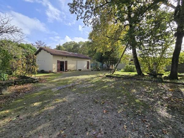 Terrain à vendre |  Saint-Germain-de-Lusignan |  2555 m²