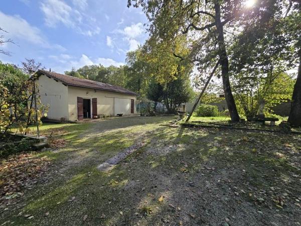 Terrain à vendre |  Saint-Germain-de-Lusignan |  2555 m²