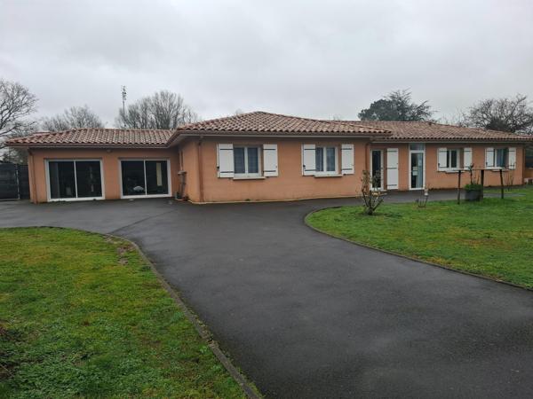 Belle maison de 188 m2 idéal pour famille ou activité libéral le plus une annexe de 70 m2 un terrain en partie constructible a voir rapidement.