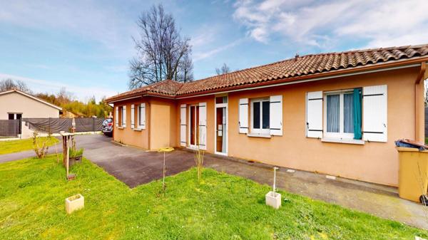 Belle maison de 188 m2 idéal pour famille ou activité libéral le plus une annexe de 70 m2 un terrain en partie constructible a voir rapidement.