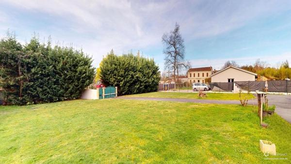 Belle maison de 188 m2 idéal pour famille ou activité libéral le plus une annexe de 70 m2 un terrain en partie constructible a voir rapidement.