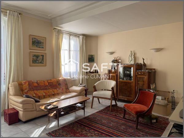 Élégante maison de maître rénovée – proche des commerces, jardin et garage.