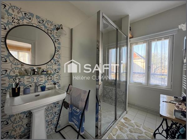 Élégante maison de maître rénovée – proche des commerces, jardin et garage.