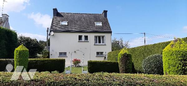 Maison à vendre GUISCRIFF (56560)
Rdc : entrée, cuis, séj-salon, ch, sde, W.C.
Grenier 
S/sol
jardin