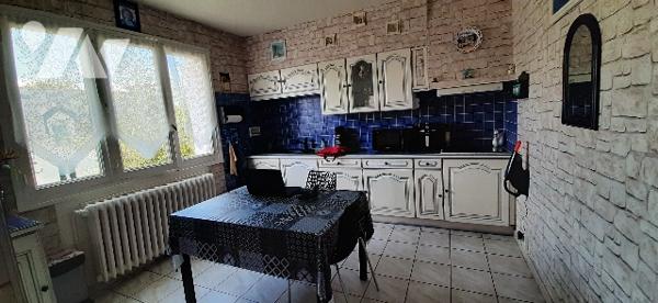 Maison à vendre GUISCRIFF (56560)
Rdc : entrée, cuis, séj-salon, ch, sde, W.C.
Grenier 
S/sol
jardin