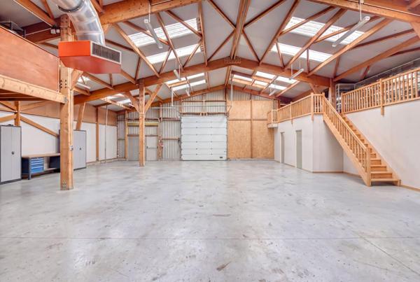 Secteur Valmont :Garage  Entrepôt Atelier + pièces de vie sur 480  m2 au sol