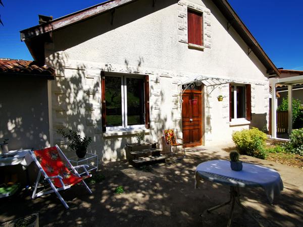 Maison de ville à Civray proche des commerce avec jardin, 50 minute de POITIERS et d' ANGOULEME