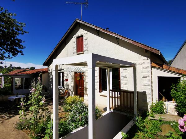 Maison de ville à Civray proche des commerce avec jardin, 50 minute de POITIERS et d' ANGOULEME