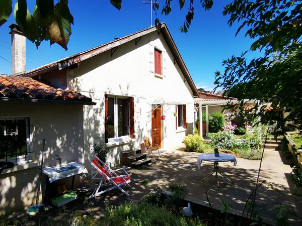Maison de ville à Civray proche des commerce avec jardin, 50 minute de POITIERS et d' ANGOULEME
