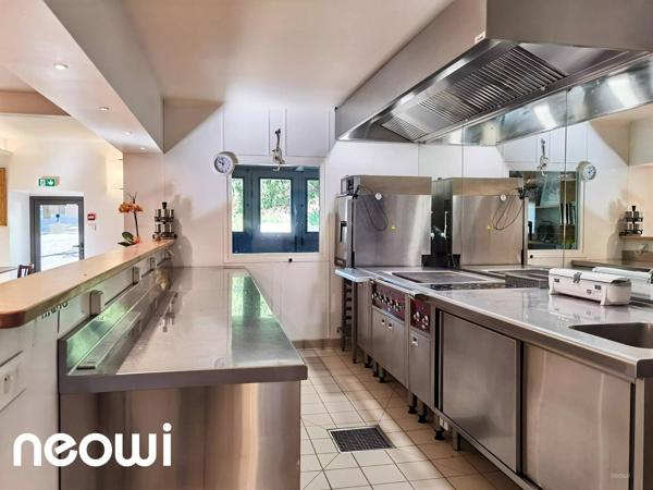 RESTAURANT PRÊT À L’EMPLOI AVEC HABITATION T4 ET GRAND STUDIO INDÉPENDANT (600m2 au total)