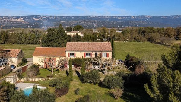 Mérindol (84360) Mas de caractère sur une belle parcelle arborée de 10.000m²