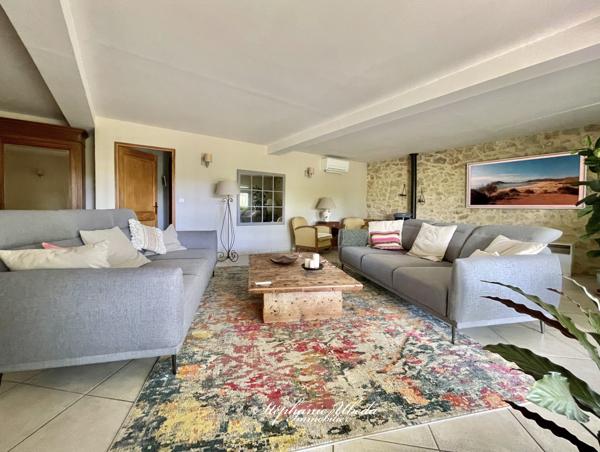 Mérindol (84360) Mas de caractère sur une belle parcelle arborée de 10.000m²