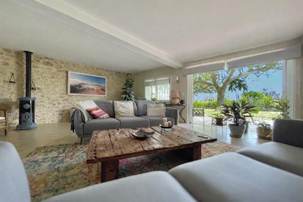 Mérindol (84360) Mas de caractère sur une belle parcelle arborée de 10.000m²