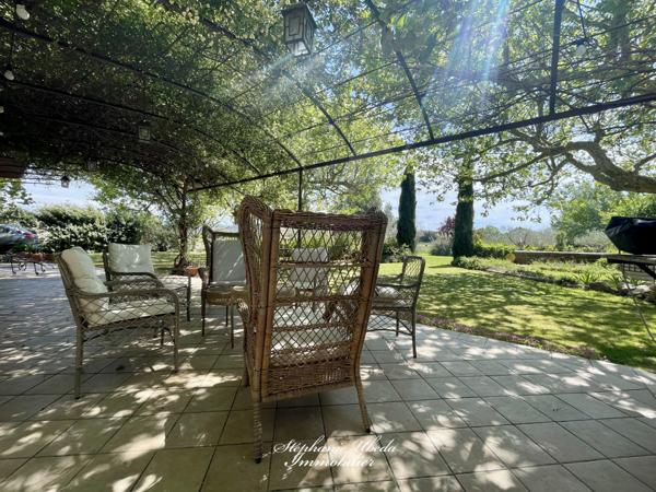 Mérindol (84360) Mas de caractère sur une belle parcelle arborée de 10.000m²