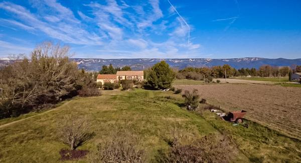 Mérindol (84360) Mas de caractère sur une belle parcelle arborée de 10.000m²