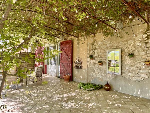 Mérindol (84360) Mas de caractère sur une belle parcelle arborée de 10.000m²