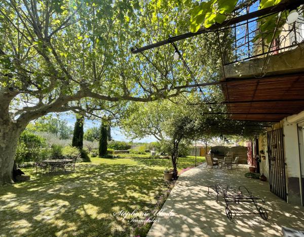 Mérindol (84360) Mas de caractère sur une belle parcelle arborée de 10.000m²