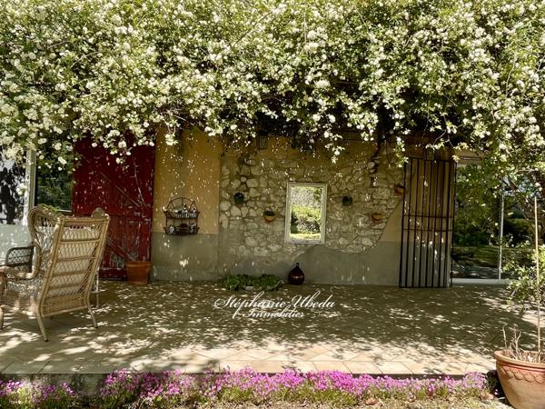 Mérindol (84360) Mas de caractère sur une belle parcelle arborée de 10.000m²