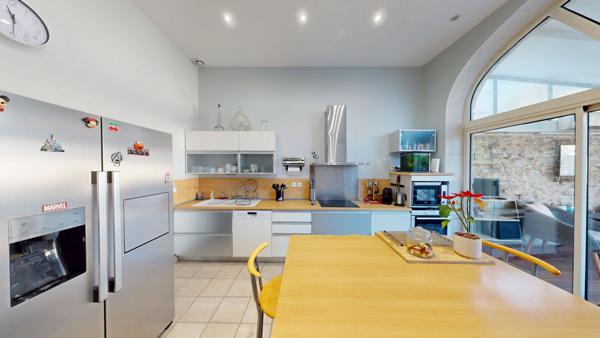 A VENDRE Maison Uchaud 8 pièce(s) 211 m2