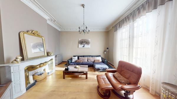 A VENDRE Maison Uchaud 8 pièce(s) 211 m2