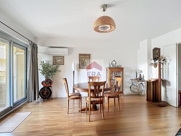 A vendre appartement T4 13010 Marseille - St Tronc balcons et parking privatif en sous-sol.