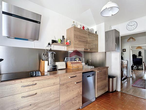 A vendre appartement T4 13010 Marseille - St Tronc balcons et parking privatif en sous-sol.