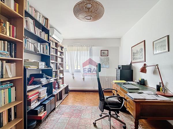 A vendre appartement T4 13010 Marseille - St Tronc balcons et parking privatif en sous-sol.