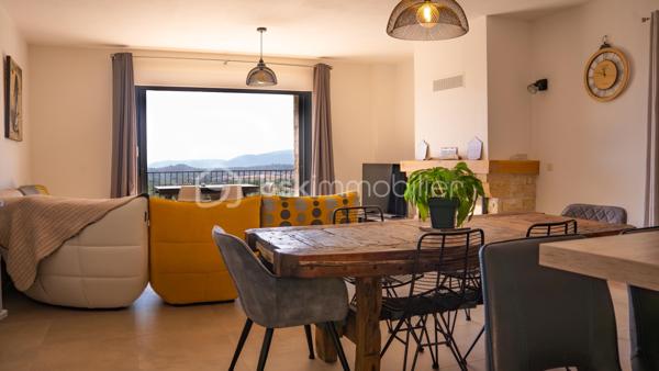 BAISSE DE PRIX 1.248.000 €  bâtisse rénovée en 2021 pour une activité de Chambres d'hôtes, tout en pierre, au sud de la Corse, elle dispose de 9 chambres. L'espace peut être scindé aisément en plusieurs logements. Toutes les pièces sont climatisées. Entrées indépendantes, nombreuses places de parking, 7 salles d'eau. Sur 2700 m² de terrain, entièrement clôturé et en dépit de la région réputée pour ses plages paradisiaques, vous pourrez nager et profiter toute l'année de la superbe PISCINE CHAUFFEE.
Les espaces extérieurs sont très bien entretenus, un poulailler est déjà équipé pour accueillir poules et œufs frais. Rien ne sert d'en parler, visitez sans plus tarder.