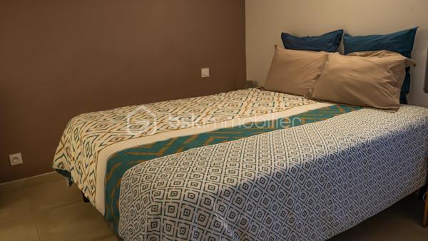 BAISSE DE PRIX 1.248.000 €  bâtisse rénovée en 2021 pour une activité de Chambres d'hôtes, tout en pierre, au sud de la Corse, elle dispose de 9 chambres. L'espace peut être scindé aisément en plusieurs logements. Toutes les pièces sont climatisées. Entrées indépendantes, nombreuses places de parking, 7 salles d'eau. Sur 2700 m² de terrain, entièrement clôturé et en dépit de la région réputée pour ses plages paradisiaques, vous pourrez nager et profiter toute l'année de la superbe PISCINE CHAUFFEE.
Les espaces extérieurs sont très bien entretenus, un poulailler est déjà équipé pour accueillir poules et œufs frais. Rien ne sert d'en parler, visitez sans plus tarder.
