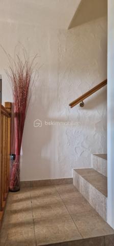 BAISSE DE PRIX 1.248.000 €  bâtisse rénovée en 2021 pour une activité de Chambres d'hôtes, tout en pierre, au sud de la Corse, elle dispose de 9 chambres. L'espace peut être scindé aisément en plusieurs logements. Toutes les pièces sont climatisées. Entrées indépendantes, nombreuses places de parking, 7 salles d'eau. Sur 2700 m² de terrain, entièrement clôturé et en dépit de la région réputée pour ses plages paradisiaques, vous pourrez nager et profiter toute l'année de la superbe PISCINE CHAUFFEE.
Les espaces extérieurs sont très bien entretenus, un poulailler est déjà équipé pour accueillir poules et œufs frais. Rien ne sert d'en parler, visitez sans plus tarder.