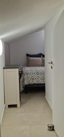 BAISSE DE PRIX 1.248.000 €  bâtisse rénovée en 2021 pour une activité de Chambres d'hôtes, tout en pierre, au sud de la Corse, elle dispose de 9 chambres. L'espace peut être scindé aisément en plusieurs logements. Toutes les pièces sont climatisées. Entrées indépendantes, nombreuses places de parking, 7 salles d'eau. Sur 2700 m² de terrain, entièrement clôturé et en dépit de la région réputée pour ses plages paradisiaques, vous pourrez nager et profiter toute l'année de la superbe PISCINE CHAUFFEE.
Les espaces extérieurs sont très bien entretenus, un poulailler est déjà équipé pour accueillir poules et œufs frais. Rien ne sert d'en parler, visitez sans plus tarder.
