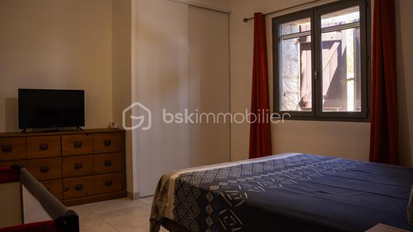 BAISSE DE PRIX 1.248.000 €  bâtisse rénovée en 2021 pour une activité de Chambres d'hôtes, tout en pierre, au sud de la Corse, elle dispose de 9 chambres. L'espace peut être scindé aisément en plusieurs logements. Toutes les pièces sont climatisées. Entrées indépendantes, nombreuses places de parking, 7 salles d'eau. Sur 2700 m² de terrain, entièrement clôturé et en dépit de la région réputée pour ses plages paradisiaques, vous pourrez nager et profiter toute l'année de la superbe PISCINE CHAUFFEE.
Les espaces extérieurs sont très bien entretenus, un poulailler est déjà équipé pour accueillir poules et œufs frais. Rien ne sert d'en parler, visitez sans plus tarder.