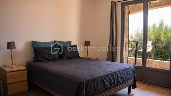 BAISSE DE PRIX 1.248.000 €  bâtisse rénovée en 2021 pour une activité de Chambres d'hôtes, tout en pierre, au sud de la Corse, elle dispose de 9 chambres. L'espace peut être scindé aisément en plusieurs logements. Toutes les pièces sont climatisées. Entrées indépendantes, nombreuses places de parking, 7 salles d'eau. Sur 2700 m² de terrain, entièrement clôturé et en dépit de la région réputée pour ses plages paradisiaques, vous pourrez nager et profiter toute l'année de la superbe PISCINE CHAUFFEE.
Les espaces extérieurs sont très bien entretenus, un poulailler est déjà équipé pour accueillir poules et œufs frais. Rien ne sert d'en parler, visitez sans plus tarder.