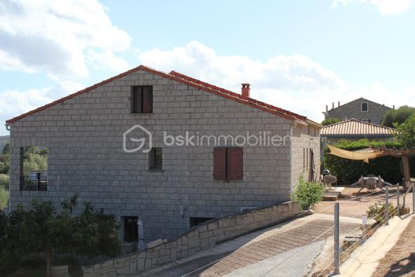 BAISSE DE PRIX 1.248.000 €  bâtisse rénovée en 2021 pour une activité de Chambres d'hôtes, tout en pierre, au sud de la Corse, elle dispose de 9 chambres. L'espace peut être scindé aisément en plusieurs logements. Toutes les pièces sont climatisées. Entrées indépendantes, nombreuses places de parking, 7 salles d'eau. Sur 2700 m² de terrain, entièrement clôturé et en dépit de la région réputée pour ses plages paradisiaques, vous pourrez nager et profiter toute l'année de la superbe PISCINE CHAUFFEE.
Les espaces extérieurs sont très bien entretenus, un poulailler est déjà équipé pour accueillir poules et œufs frais. Rien ne sert d'en parler, visitez sans plus tarder.