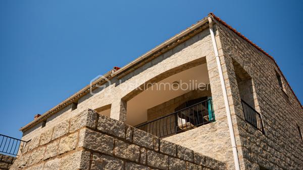 BAISSE DE PRIX 1.248.000 €  bâtisse rénovée en 2021 pour une activité de Chambres d'hôtes, tout en pierre, au sud de la Corse, elle dispose de 9 chambres. L'espace peut être scindé aisément en plusieurs logements. Toutes les pièces sont climatisées. Entrées indépendantes, nombreuses places de parking, 7 salles d'eau. Sur 2700 m² de terrain, entièrement clôturé et en dépit de la région réputée pour ses plages paradisiaques, vous pourrez nager et profiter toute l'année de la superbe PISCINE CHAUFFEE.
Les espaces extérieurs sont très bien entretenus, un poulailler est déjà équipé pour accueillir poules et œufs frais. Rien ne sert d'en parler, visitez sans plus tarder.