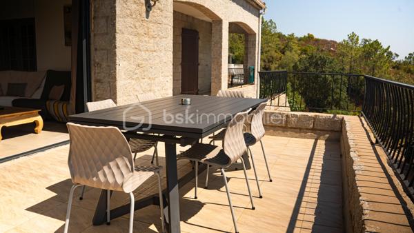 BAISSE DE PRIX 1.248.000 €  bâtisse rénovée en 2021 pour une activité de Chambres d'hôtes, tout en pierre, au sud de la Corse, elle dispose de 9 chambres. L'espace peut être scindé aisément en plusieurs logements. Toutes les pièces sont climatisées. Entrées indépendantes, nombreuses places de parking, 7 salles d'eau. Sur 2700 m² de terrain, entièrement clôturé et en dépit de la région réputée pour ses plages paradisiaques, vous pourrez nager et profiter toute l'année de la superbe PISCINE CHAUFFEE.
Les espaces extérieurs sont très bien entretenus, un poulailler est déjà équipé pour accueillir poules et œufs frais. Rien ne sert d'en parler, visitez sans plus tarder.