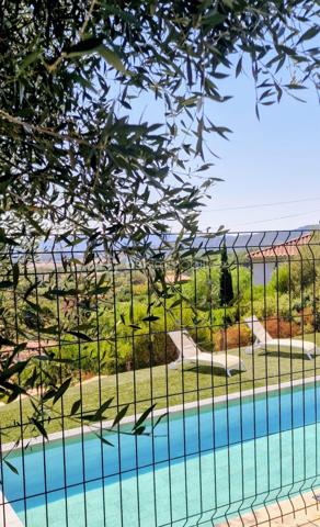 BAISSE DE PRIX 1.248.000 €  bâtisse rénovée en 2021 pour une activité de Chambres d'hôtes, tout en pierre, au sud de la Corse, elle dispose de 9 chambres. L'espace peut être scindé aisément en plusieurs logements. Toutes les pièces sont climatisées. Entrées indépendantes, nombreuses places de parking, 7 salles d'eau. Sur 2700 m² de terrain, entièrement clôturé et en dépit de la région réputée pour ses plages paradisiaques, vous pourrez nager et profiter toute l'année de la superbe PISCINE CHAUFFEE.
Les espaces extérieurs sont très bien entretenus, un poulailler est déjà équipé pour accueillir poules et œufs frais. Rien ne sert d'en parler, visitez sans plus tarder.